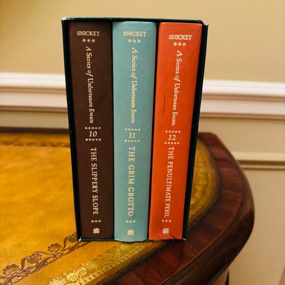 Series of Unfortunate Events Box Set Books The Gloom Looms by Lemony Snicket NEW - Picture 2 of 8